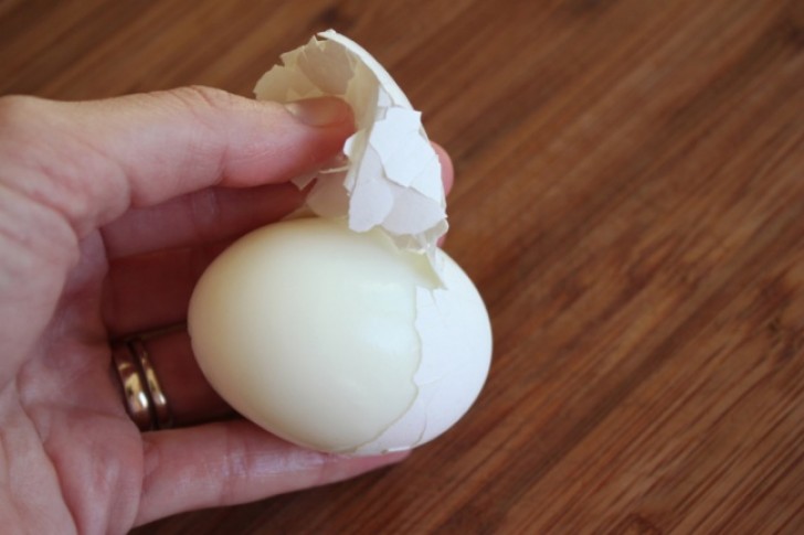 4. Sbucciare le uova sode sarà più facile se prima mettete nell'acqua un po' di sale!