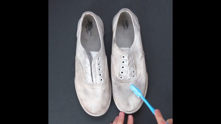 Apply this mixture with a toothbrush and rub it over the entire shoe.