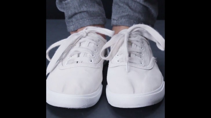 When you have finished with both shoes, you will see that their color has returned to a perfect white!