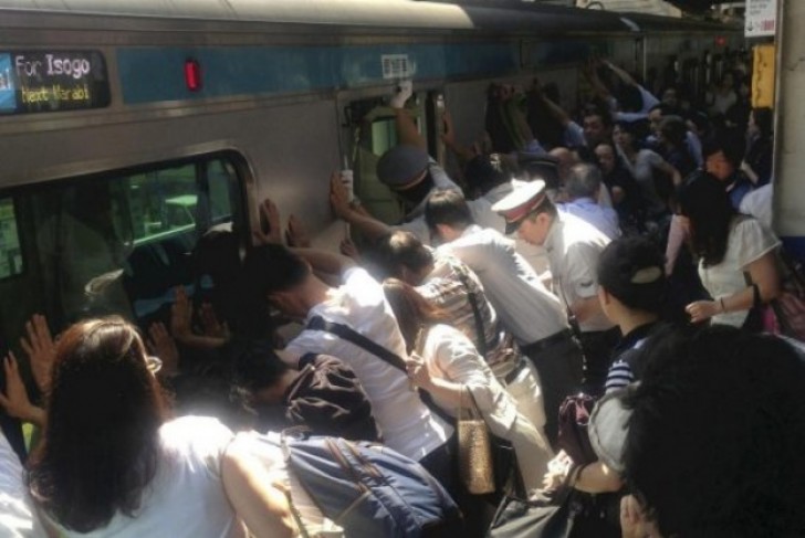 I viaggiatori uniscono le forze per spostare un treno e liberare una donna rimasta incastrata tra il vagone e la banchina.