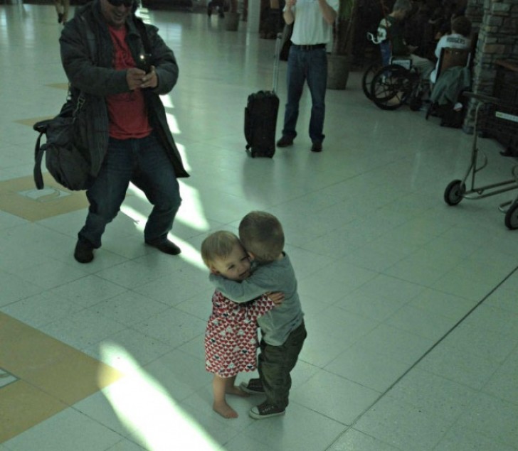 Si sono appena conosciuti all'aeroporto, ma non dimenticano di abbracciarsi prima di salutarsi.