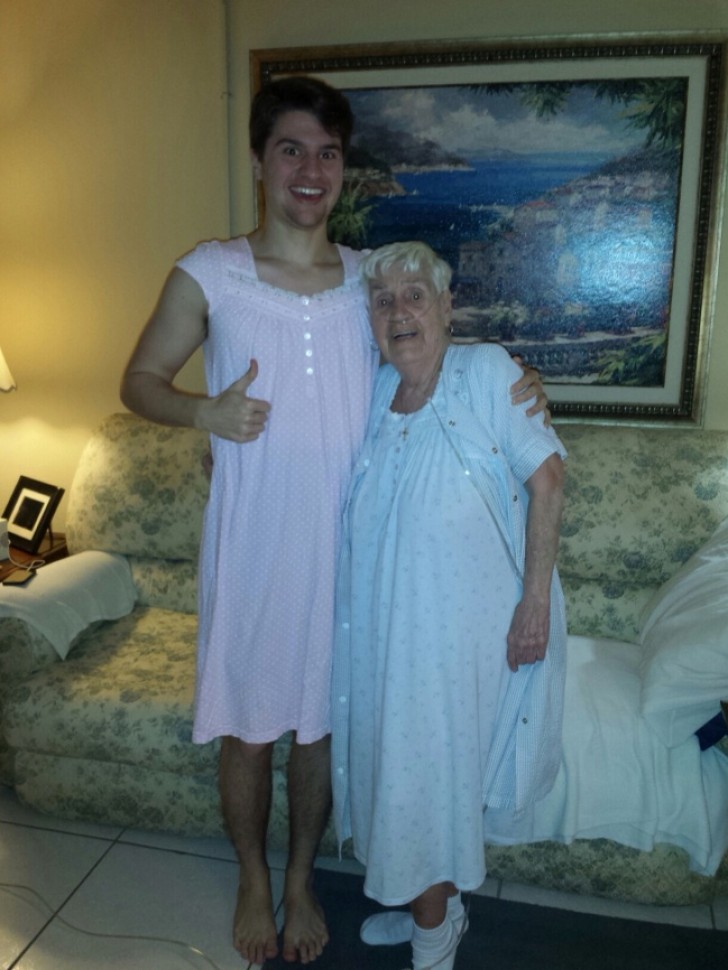 Una signora 84enne si vergognava di indossare la camicia da notte in ospedale: il nipote ne ha indossata una per convincerla.