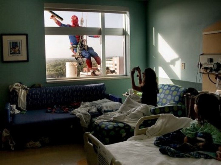 I dipendenti di una ditta di pulizie indossano i costumi dei supereroi per pulire i vetri del reparto pediatrico di un ospedale.