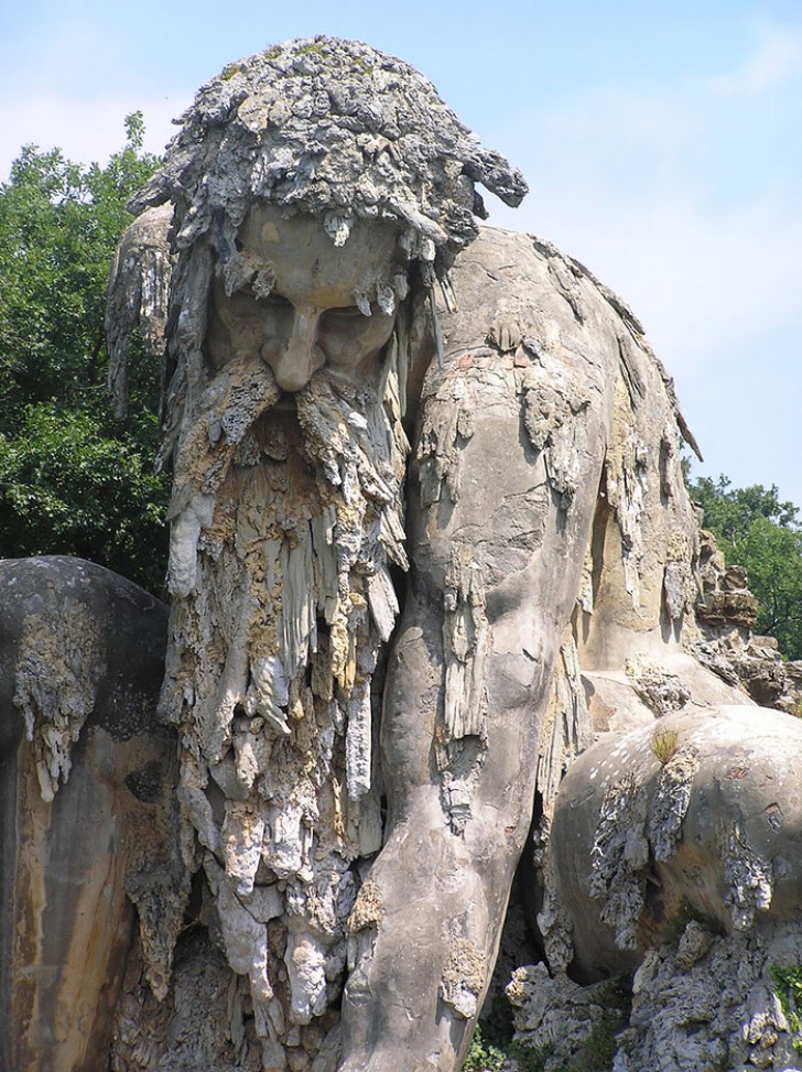 Diese Skulptur ist mit einem ironischen Vers verbunden: "Giambologna schuf den Appennino, aber er hat es bereut, dass er es in Pratolino tat".