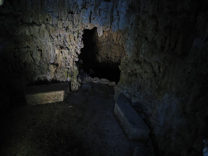 Non mancano grotte impenetrabili e cunicoli che percorrono l'interno del corpo della statua.