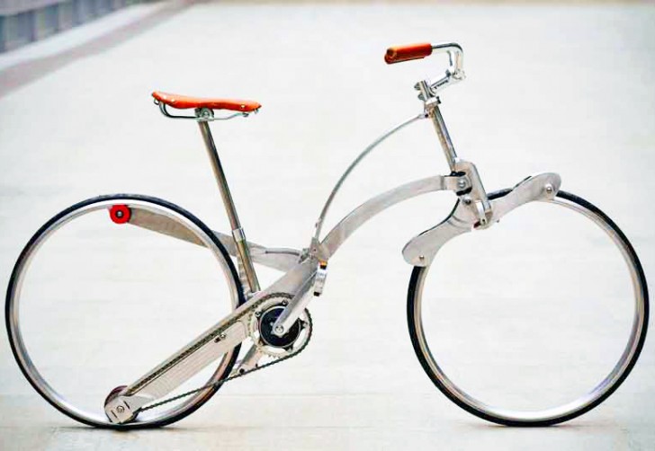Sa principale caractéristique est d'être sans rayons et qu'elle peut être fermée avec un seul mouvement, ce qui la rend plus compacte que tout autre vélo pliant.