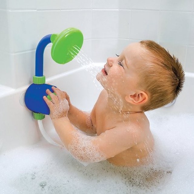 Il momento del bagnetto è più divertente se vostro figlio userà una mini-doccia tutta per sé.
