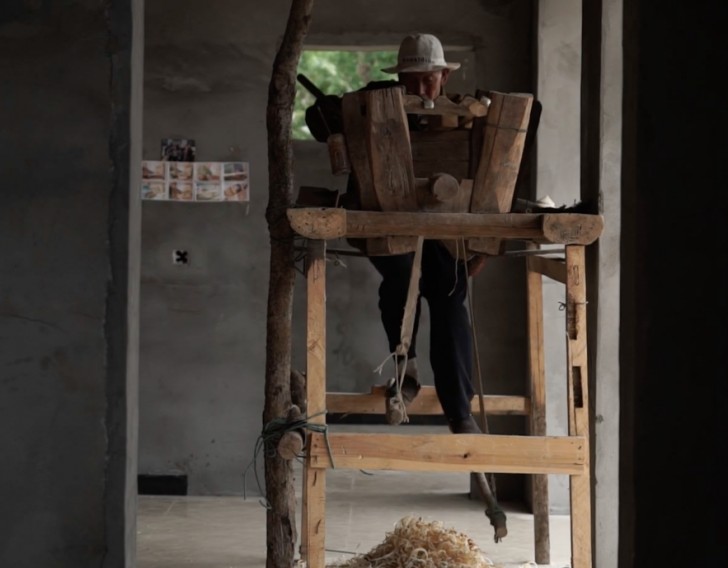 Dopo aver scelto il tronco e averlo spogliato, l'anziano artigiano inizia a scavarlo usando un attrezzo azionato dai pedali, simile ad una bicicletta