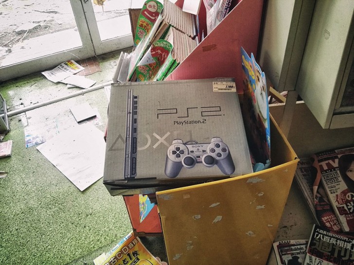 Questa scatola contenente una Play Station 2 non è mai stata aperta.