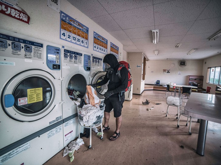 Le persone sono state evacuate tanto rapidamente da non aver avuto il tempo di fare nulla, incluso finire di fare il bucato nelle lavanderie self-service.