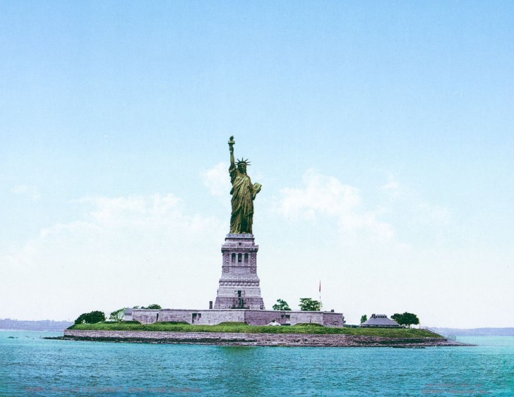 La statue de la liberté, avec sa couleur de cuivre d'origine aujourd'hui à peine visible sous la patine verte
