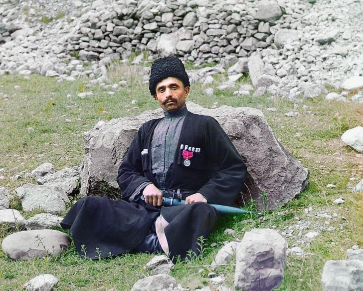 9. Een Soenitische moslim poseert in traditionele kledij van de volkeren van Centraal-Azië- 1907-1915.