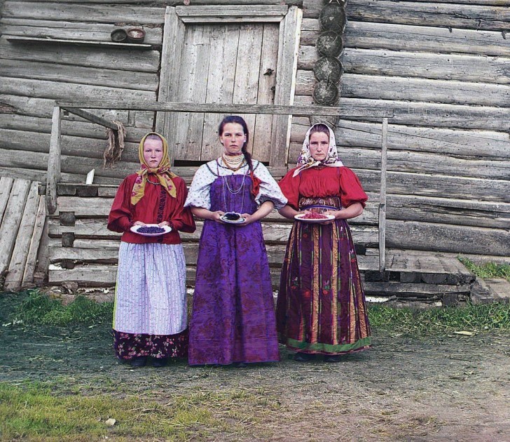 11. Jonge Russische boerinnen bieden bezoekers bessen aan (Kirilov, West-Rusland) - 1909.