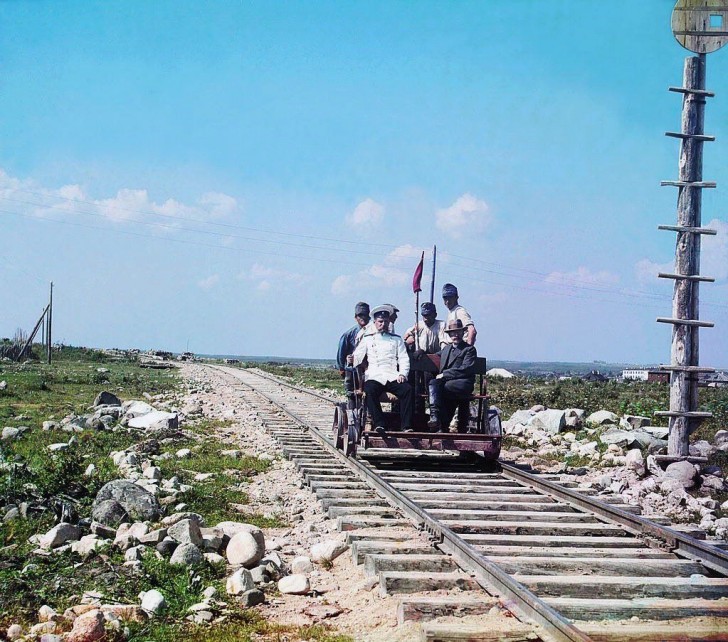 13. Fotograaf Sergej Prokoedin-Gorski (rechtsvoor) gefotografeerd samen met andere mannen terwijl ze een nieuwe spoorweg testen - 1915.