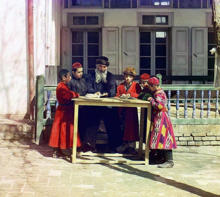 15. Joodse jongetjes bestuderen de heilige teksten in de stad Samarkand - 1911.