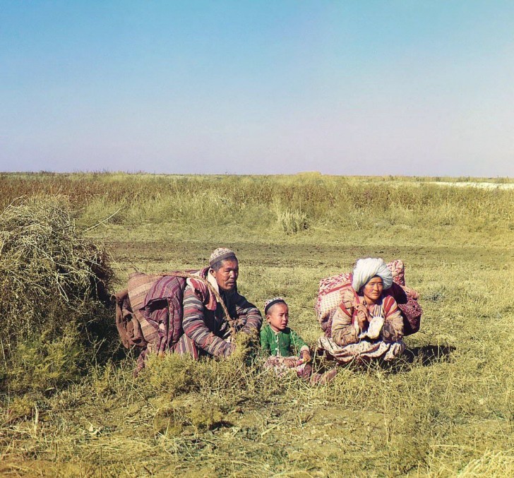 16. Molte popolazione dell'Asia centrale erano (e sono tuttora) nomadi. Qui è fotografata una famiglia kazaka - 1911.