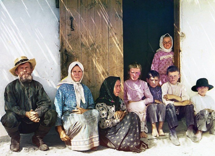 17. La migrazione dei russi verso le zone non europee dell'impero era molto incoraggiata: qui una famiglia proveniente dalla Russia sud-occidentale che si è appena trasferita a Mughan (Azerbaijan) - 1907-1915.