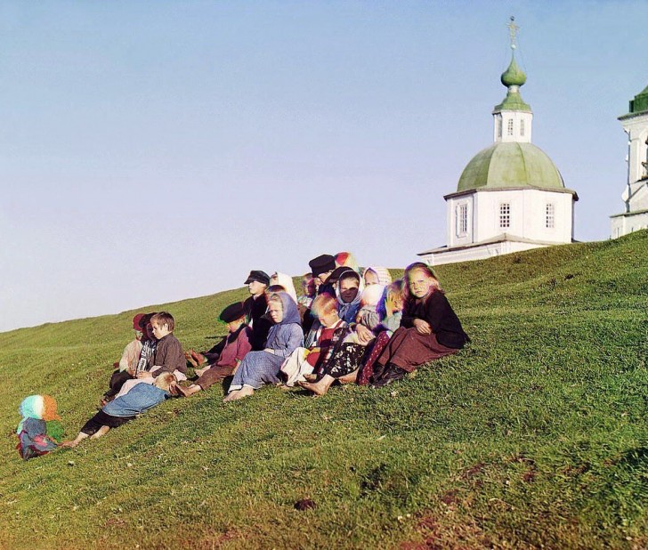 24. Bambini in posa vicino a una chiesa nell'oblast' di Vologda, una regione nord-occidentale della Russia ricca di laghi - 1909.