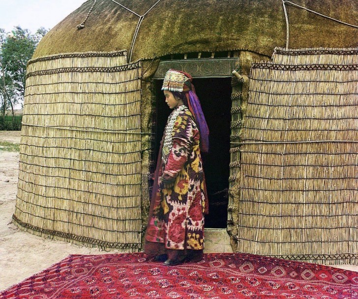 3. Foto en profile van een Kirgizische of Turkmeense vrouw voor de ingang van een joerta - 1907-1915.
