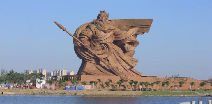 La statua, completamente ricoperta in bronzo (oltre 4000 lamine), è stata posizionata sulla riva del fiume