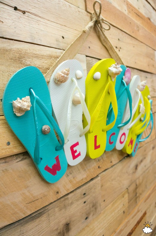 Let the paint dry then hang your creation on a wall using the belt fabric attached to the soles of the flip-flops.