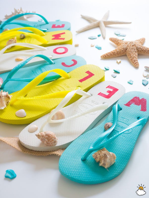 A really bright and cheerful DIY idea! Suddenly you feel like you are living in a tropical location! 
What you live near the beach or that only sogniate a warm sea in which swim, this creation is sure to bring the spirit of summer in your home! 
The flip-flops recycling ideas do not end here. . . You know you can turn a simple model in a more elegant to show off at an outdoor dinner? Here's how! 
Pwords: 0