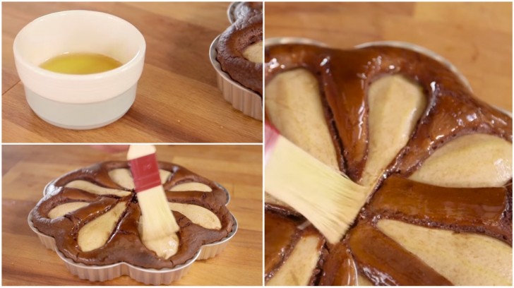 Trascorsi i minuti di cottura, spennellate la superficie della torta con del miele.
