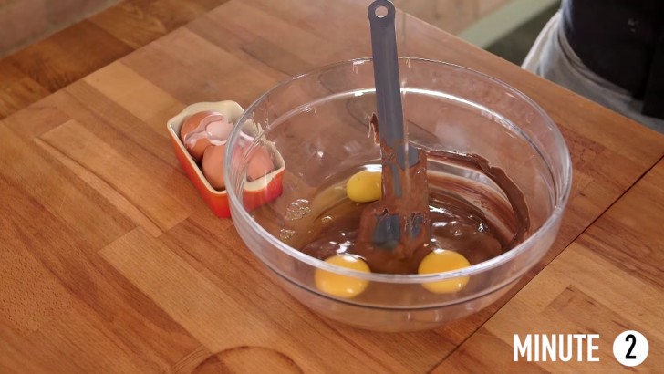 Versatela in una ciotola capiente e aggiungete le uova. Mescolate bene fino a quando gli ingredienti non saranno amalgamati.
