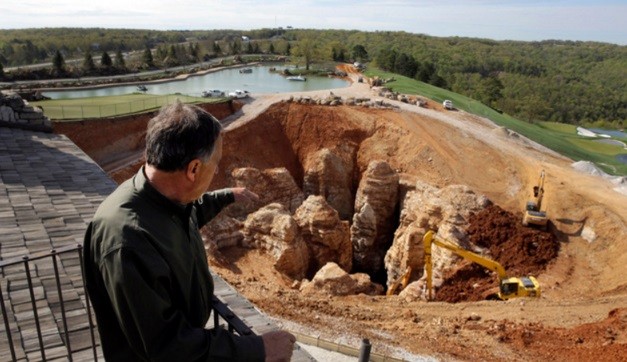 Als die Erde abrutschte beschloss man, das Loch wieder zu schließen und den Golfplatz wieder herzustellen. Aber vorher wollte Johnny Morris herausfinden, was es mit diesem Loch auf sich hatte.