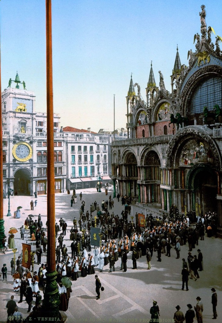Una processione davanti l'ingresso di Piazza San Marco.