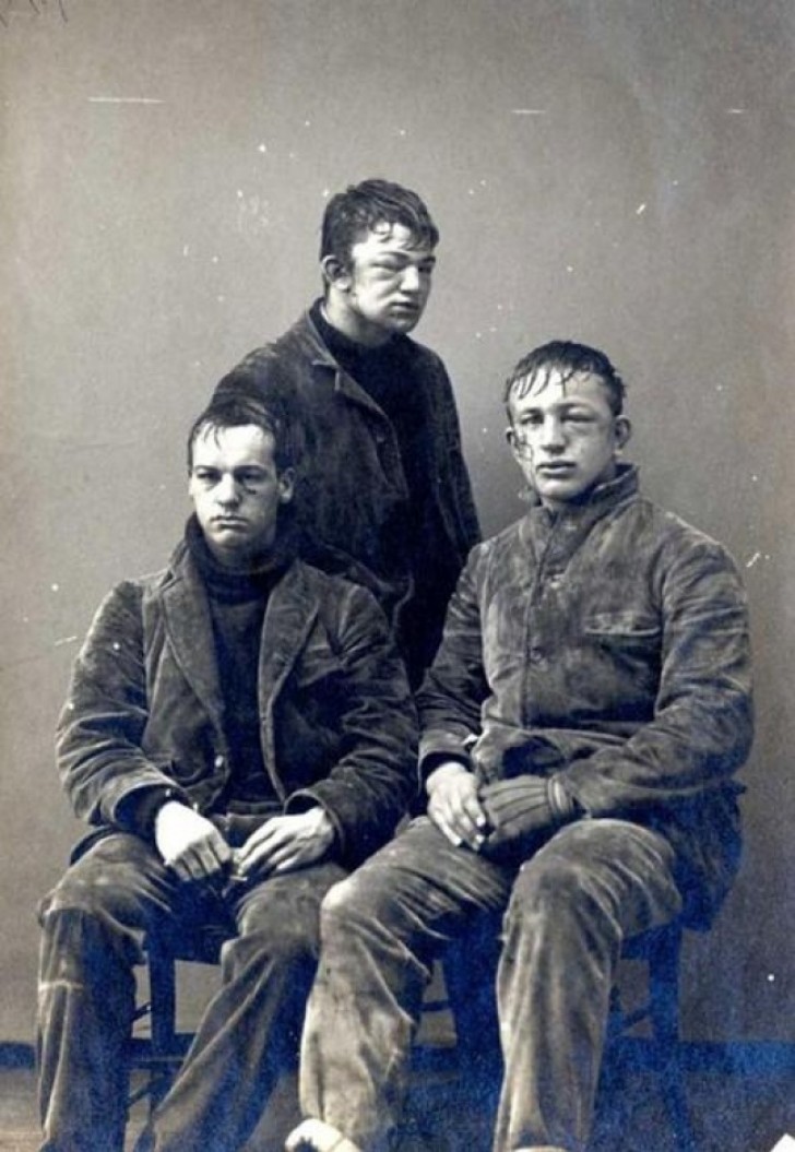 1. On dirait qu'ils reviennent de guerre mais en réalité, ce sont des étudiants de l'Université de Princeton qui viennent de terminer une bataille de boule de neige (1893).