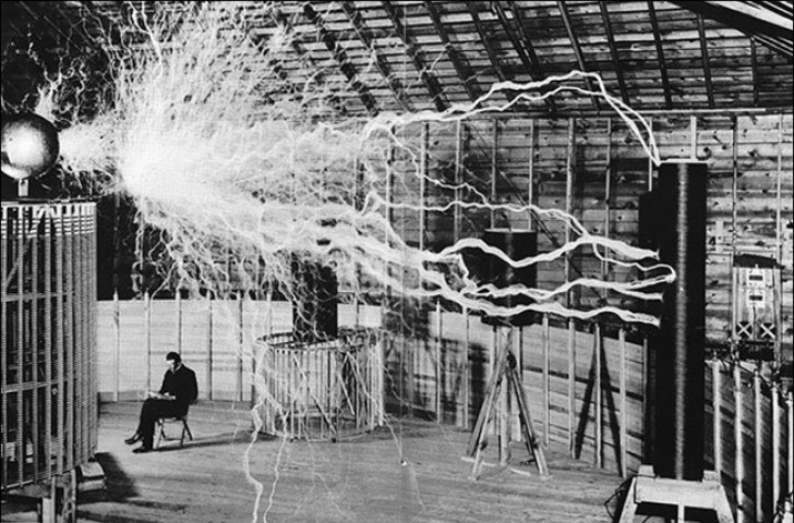 12. Le pionnier de l'électromagnétisme Nikola Tesla photographié dans son atelier (début du XXe siècle).