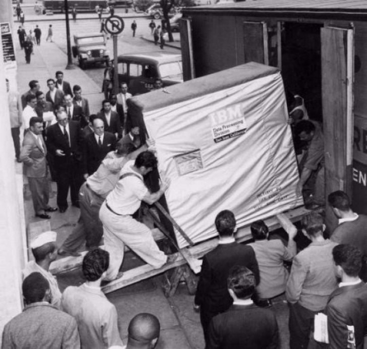 13. Travailleurs d'IBM préparent le transport d'un disque dur de 5 mégaoctets (1956).