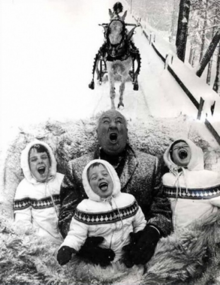 14. Le réalisateur Alfred Hitchcock jouant avec ses trois petits-enfants en 1960.