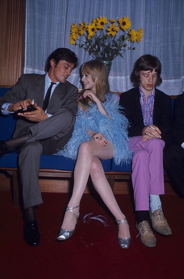 15. Alain Delon flirte avec l'actrice Marianne Faithfull en laissant de côté le grand Mick Jagger (années soixante).