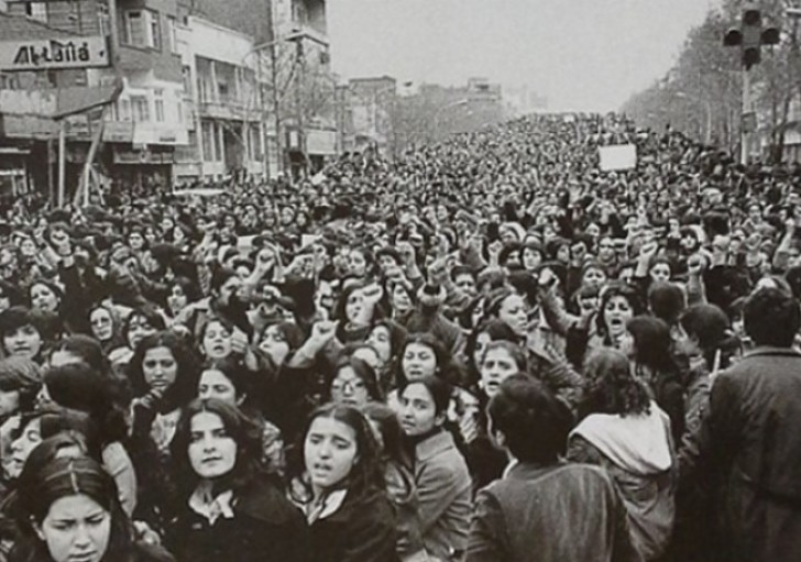 18. Les femmes iraniennes protestent contre l'imposition du voile après la révolution islamique qui a eu lieu entre 1978 et 1979.