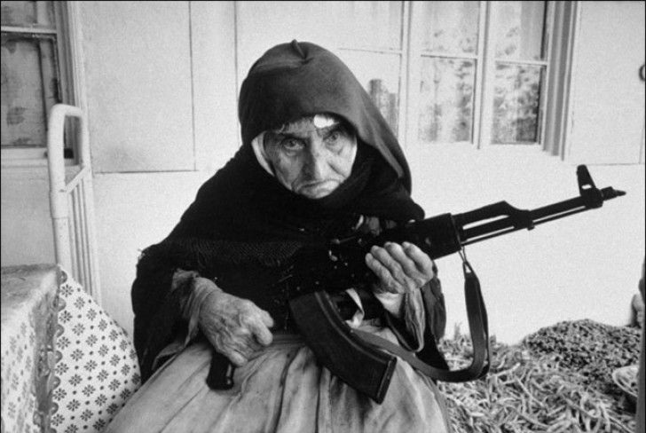 20. Une arménienne de plus de 90 ans en tenue de combat peu avant l'indépendance (1990).