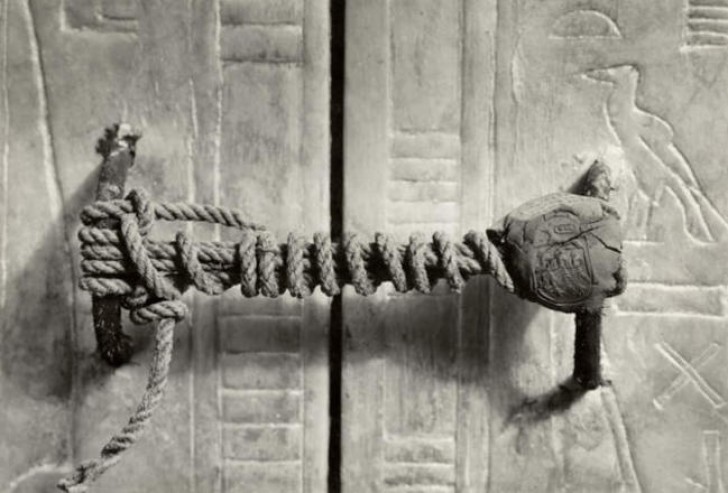 4. Le sceau de la tombe de Toutankhamon, ouverte en 1922, après plus de 3000 ans.