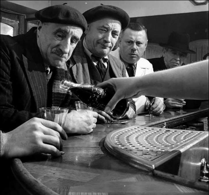 8. Le premier verre de Coca Cola en France (1950).