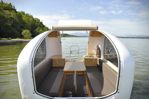 L'interno è quello di uno yacht in miniatura: legno, elementi cromati, morbidi divani ed un tavolino centrale su cui consumare un pasto nel bel mezzo del lago.