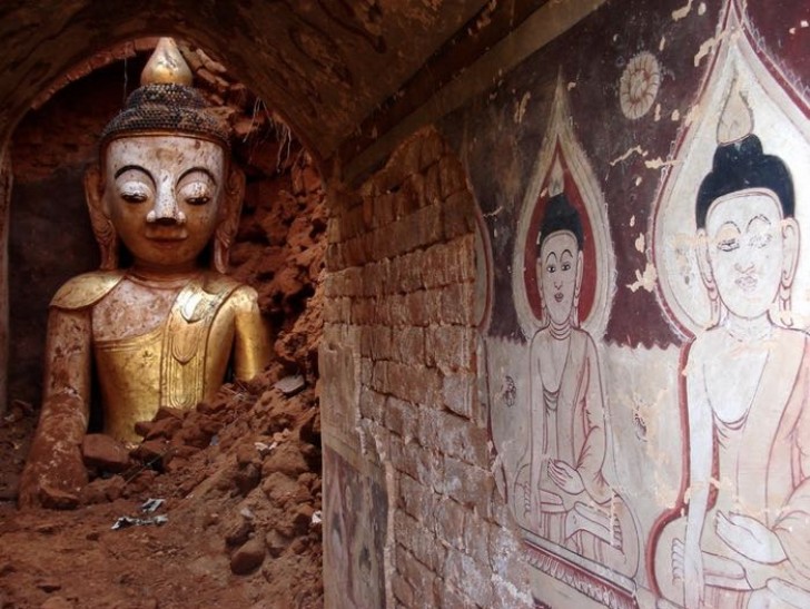Gli interni sono finemente affrescati e contengono statue dorate del Buddha 