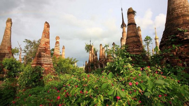 L'agglomérat abrite plus de 1600 stupas (monument bouddhiste avec la fonction de conserver des reliques)