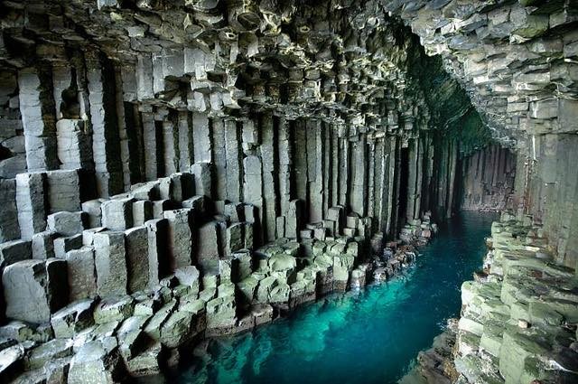Una leggenda celtica narra che la cava fosse parte di un ponte sul mare costruito dai giganti per combattersi