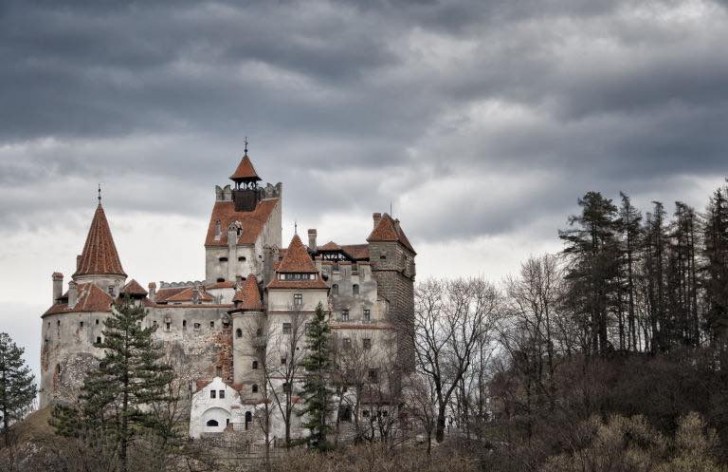 La fortezza che ha ispirato Bram Stoker per il suo Dracula (1897) è ora in vendita. Il castello risale ai primordi del XIII secolo ed è stato messo in vendita dalla famiglia Asburgo