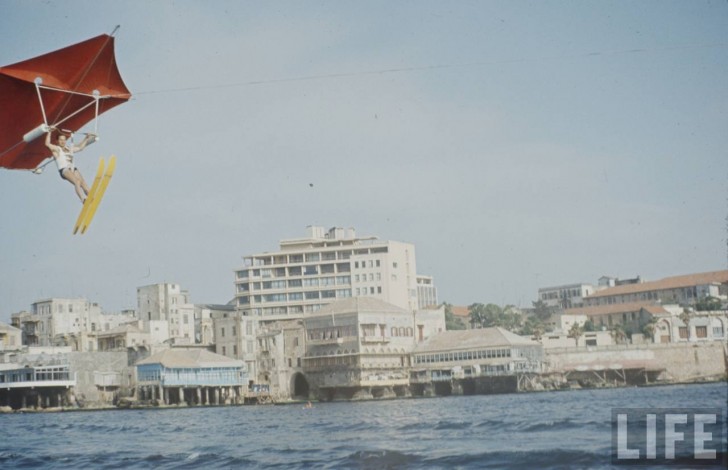 Le immagini mostrano una città nel massimo dello sviluppo economico: a 15 anni dalla fine della II guerra mondiale, Beirut era divenuta la capitale finanziaria dell'intero mondo arabo.