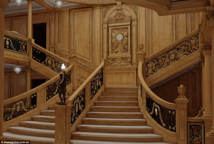 Le grand escalier. Décoré dans un style Louis XIV, il reliait tous les ponts réservés à la première classe