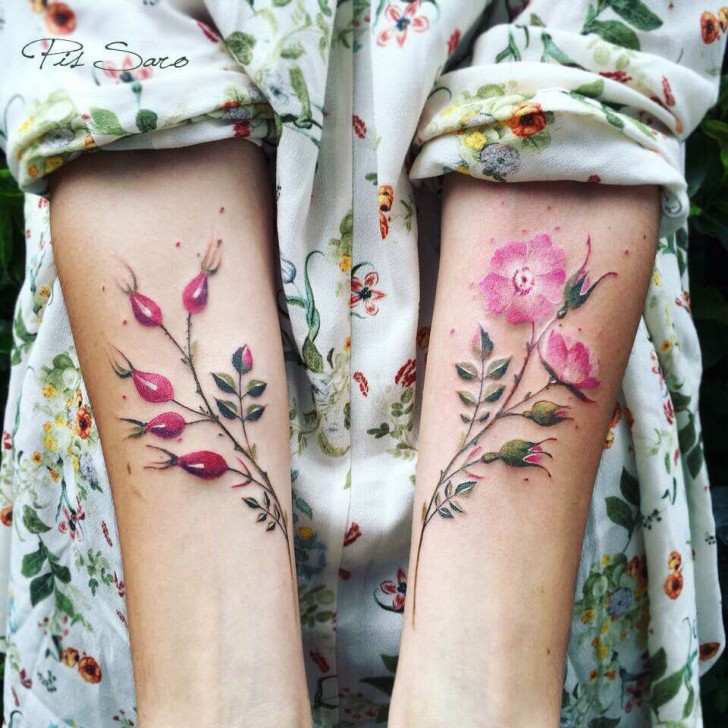 Née dans la péninsule de Crimée, Pis Saro est une tatoueuse passionnée de voyage qui s'est spécialisée dans la réalisation de tatouages floraux.