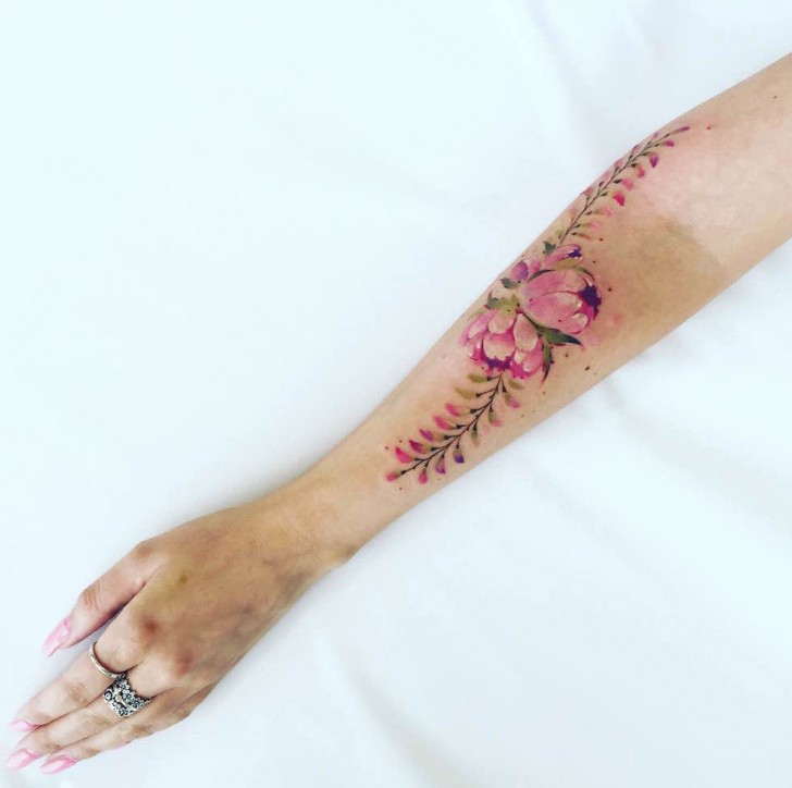 La précision avec laquelle elle réalise ses oeuvres rend difficile de distinguer le tatouage d'une vraie fleur.
