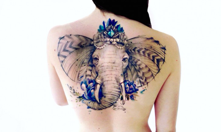 Non solo fiori e piante: Pis Saro ama anche realizzare tatuaggi raffiguranti animali come questa bellissima versione di elefante.