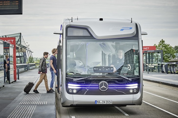 I passeggeri in transito nell'aeroporto principale di Amsterdam hanno potuto vivere in anteprima l'esperienza di viaggiare sull'autobus del futuro.
